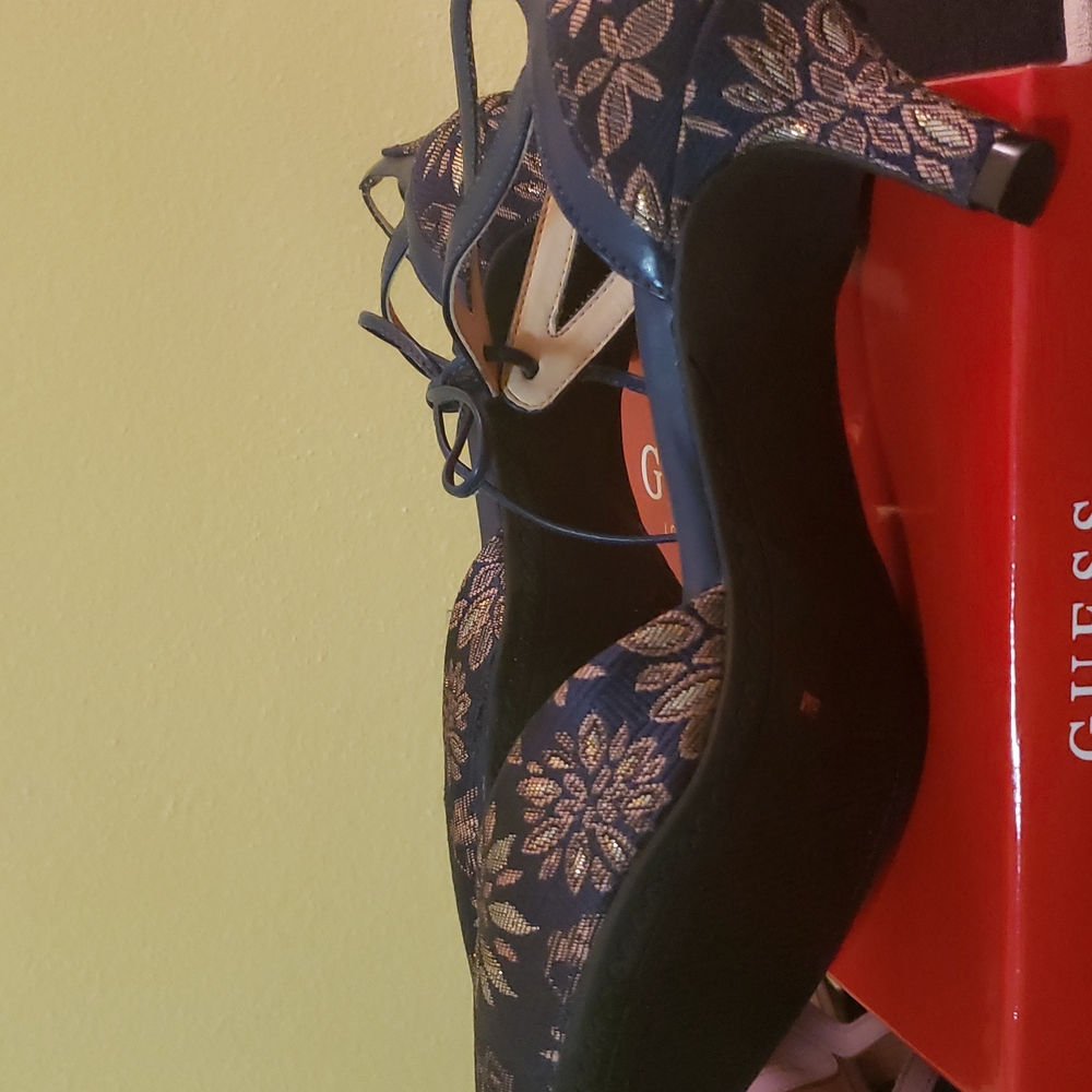 Shoes. - Picture 4 of 6